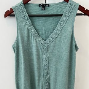 Cable and Gauge sleeveless top with lace trim
